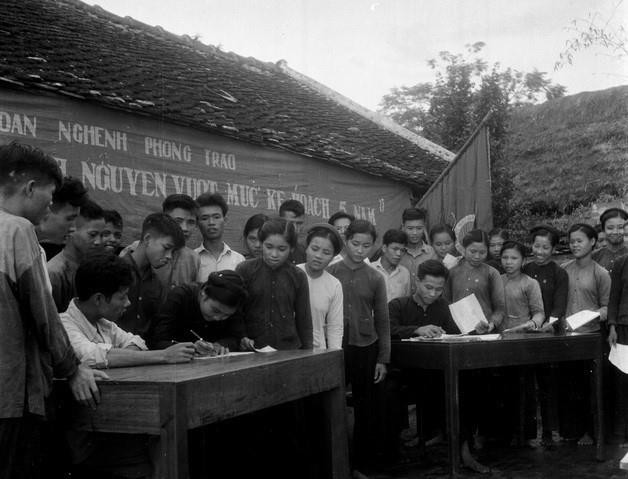 Đại hội Đoàn toàn quốc lần thứ III đã phát động phong trào "Xung phong tình nguyện vượt mức kế hoạch 5 năm lần thứ nhất", phong trào "Ba sẵn sàng". Trong ảnh: Thanh niên xã Đông Mỹ, huyện Thanh Trì, ngoại thành Hà Nội ký tên tham gia tình nguyện vượt mức kế hoạch 5 năm (10/1961). Ảnh Thùy Mỵ - TTXVN