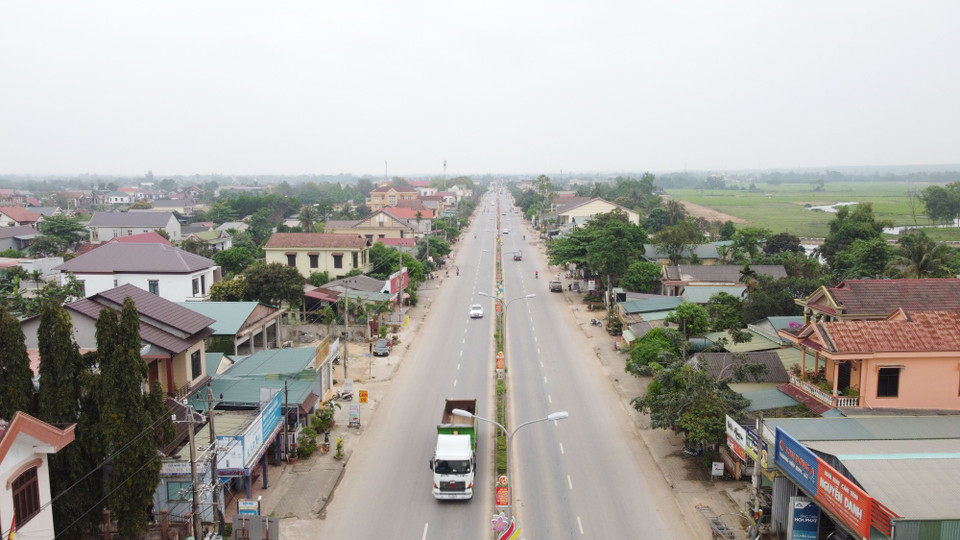 Đường 9 (Quốc lộ 9) đoạn qua huyện Cam Lộ nhìn từ trên cao. (Ảnh: Thanh Thủy/TTXVN)