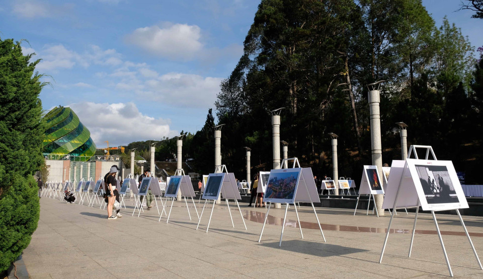 Chiều 26/3, tại quảng trường Lâm Viên (thành phố Đà Lạt, Lâm Đồng), Hội Văn hóa nghệ thuật tỉnh Lâm Đồng và Vui Nhiếp Ảnh tổ chức khai mạc Ngày hội Nhiếp ảnh Việt Nam và Triển lãm ảnh 'Việt Nam muôn màu' với 128 tác phẩm của gần 100 tác giả là nhiếp ảnh gia chuyên nghiệp trong cả nước. (Ảnh: Nguyễn Dũng/TTXVN)
