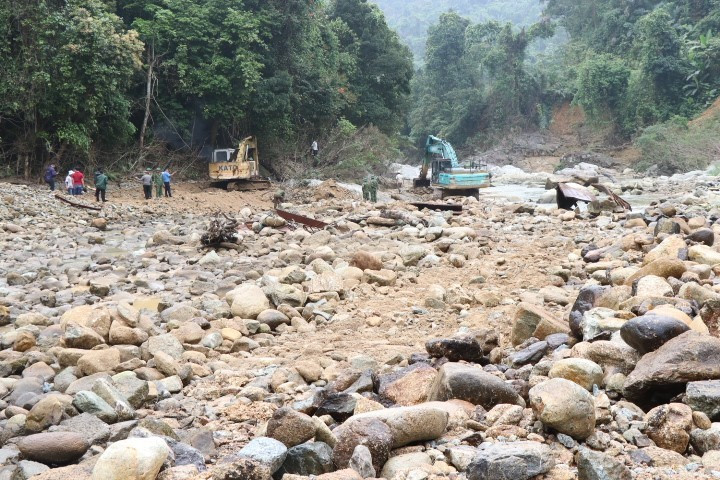 Máy ủi được hủy động đào bới bãi bồi thứ nhất trên suối Rào Trăng. (Ảnh: Đỗ Trưởng/TTXVN)