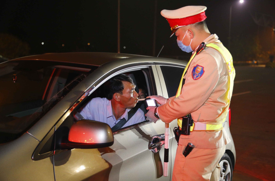 Cảnh sát giao thông tiến hành kiểm tra nồng độ cồn đối với tài xế tại cao tốc Pháp Vân-Cầu Giẽ. (Ảnh: Doãn Tấn/TTXVN)