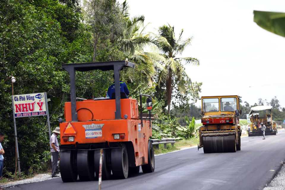 Đến thời điểm hiện nay chỉ còn chưa đầy 1km trên tuyến chưa được thảm lớp nhựa cuối. (Ảnh: Huy Hùng/TTXVN)