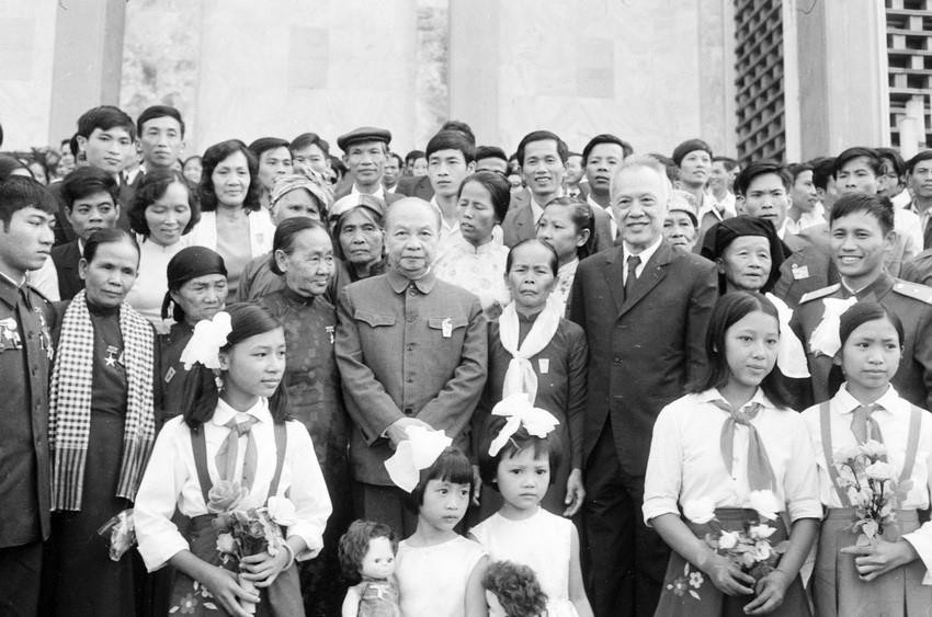 Chủ tịch Quốc hội Trường Chinh và quyền Chủ tịch Nguyễn Hữu Thọ với các đại biểu dự Đại hội Đoàn thanh niên Cộng sản Hồ Chí Minh lần thứ IV (20/11/1980). (Ảnh: Kim Hùng/TTXVN)