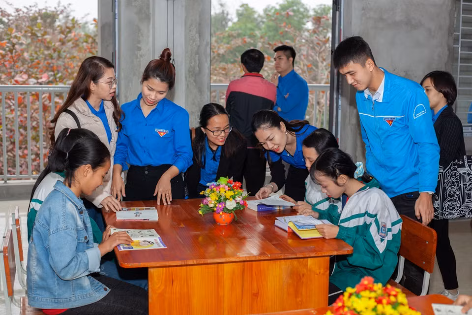 Các em học sinh trường THCS Trần Kim Xuyến (Hà Tĩnh) đọc sách tại Thư viện có Tủ sách Đinh Hữu Dư. Tủ sách do đoàn thanh niên Thông tấn xã Việt Nam phối hợp các đơn vị tài trợ trao tặng. (Ảnh: Hoàng Ngà/TTXVN)
