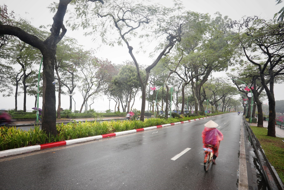 Khu vực đường Thanh Niên sương mù phủ dày đặc. (Ảnh: Thành Đạt/TTXVN)