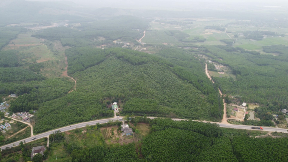 Đường 9 (Quốc lộ 9) đoạn qua huyện Cam Lộ nhìn từ trên cao. (Ảnh: Thanh Thủy/TTXVN)