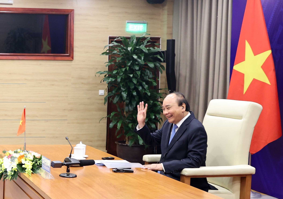 Thủ tướng Nguyễn Xuân Phúc vẫy chào Tổng Bí thư, Thủ tướng Lào Thongloun Sisoulith và Thủ tướng Campuchia Hun Sen qua màn hình trực tuyến. (Ảnh: Thống Nhất/TTXVN)