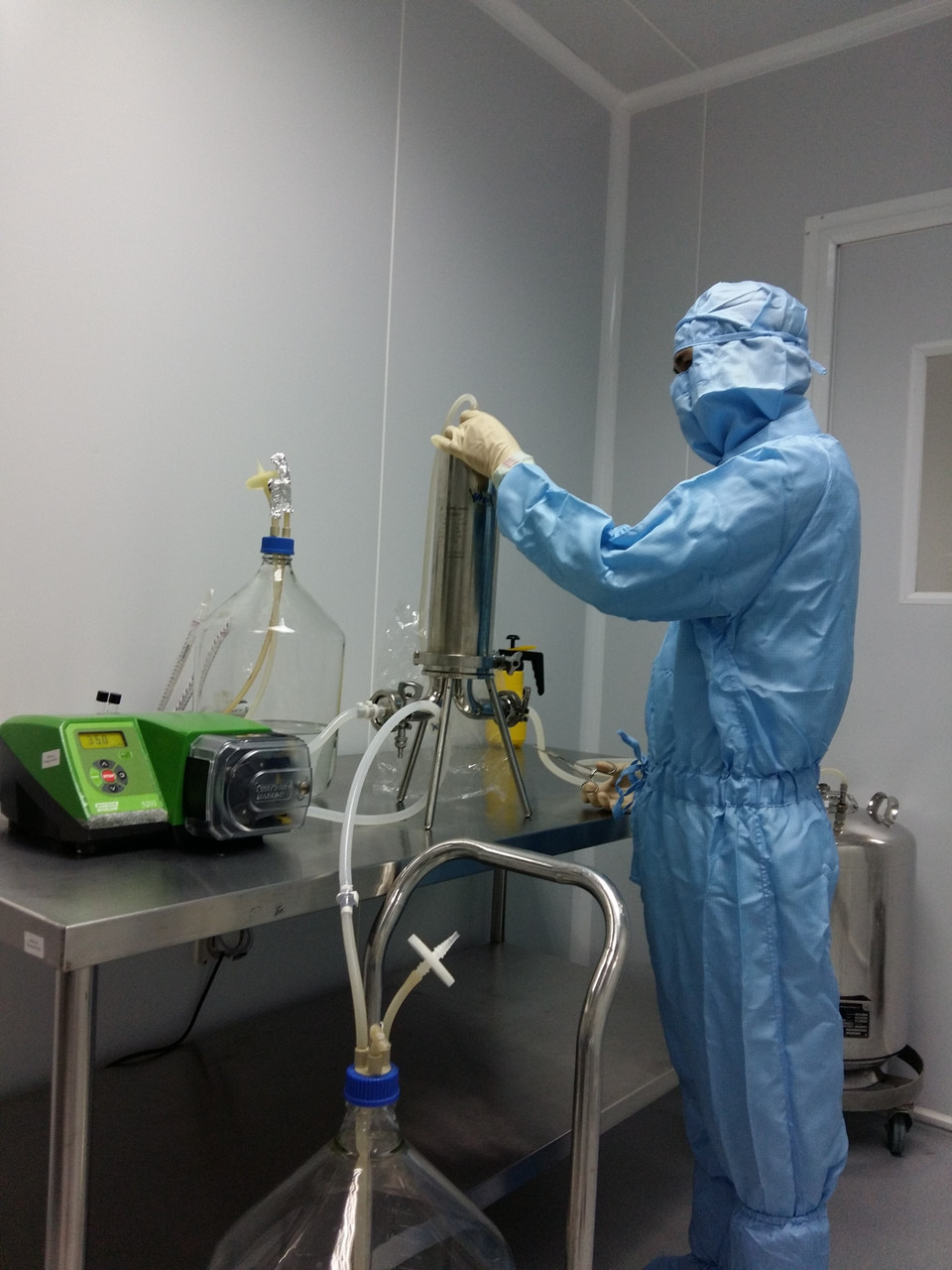 Nghiên cứu sản xuất vaccine tại nhà máy sản xuất vaccine hiện đại đặt ở huyện Cam Lâm, tỉnh Khánh Hòa. (Ảnh: TTXVN phát)