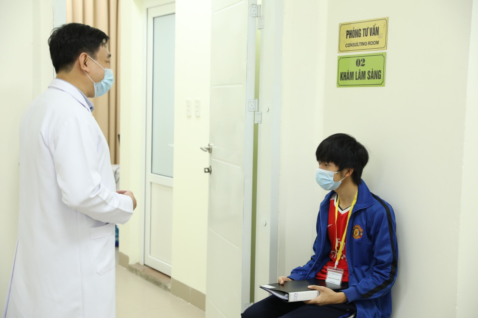 Khám sàng lọc, xét tuyển cho các tình nguyện viên tham gia tiêm thử nghiệm đợt 1 vaccine COVIVAC. (Ảnh: Minh Quyết/TTXVN)