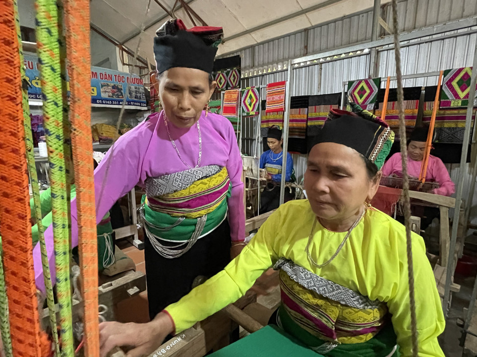 Bà Phạm Thị Bảo luôn tìm cách để bảo tồn và phát triển nghề dệt thổ cẩm trên đất Mường bằng cách tận tình chỉ dạy cho các chị em và thế hệ sau. (Ảnh: Khiếu Tư/TTXVN)