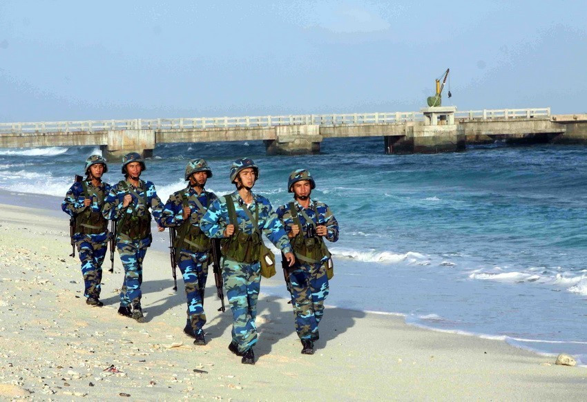 Lực lượng thanh niên phát huy tinh thần dân tộc vào công tác bảo vệ chủ quyền biển đảo nước nhà. Trong ảnh: Cán bộ, chiến sỹ tuần tra trên đảo Trường Sa (2015). (Ảnh: Minh Đức/TTXVN)