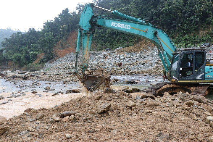Máy ủi được hủy động đào bới bãi bồi thứ nhất trên suối Rào Trăng. (Ảnh: Đỗ Trưởng/TTXVN)
