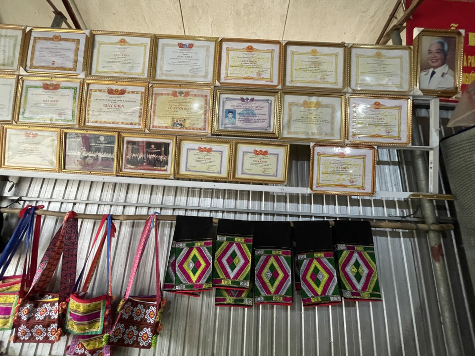 Bà Phạm Thị Bảo đang được huyện Ngọc Lặc, tỉnh Thanh Hóa, làm hồ sơ đề nghị xét tặng danh hiệu nghệ nhân ưu tú. (Ảnh: Khiếu Tư/TTXVN)