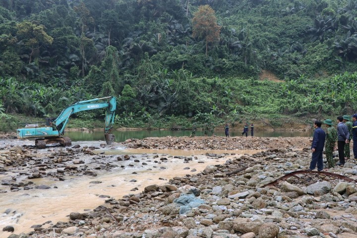 Máy ủi được hủy động đào bới bãi bồi thứ nhất trên suối Rào Trăng. (Ảnh: Đỗ Trưởng/TTXVN)