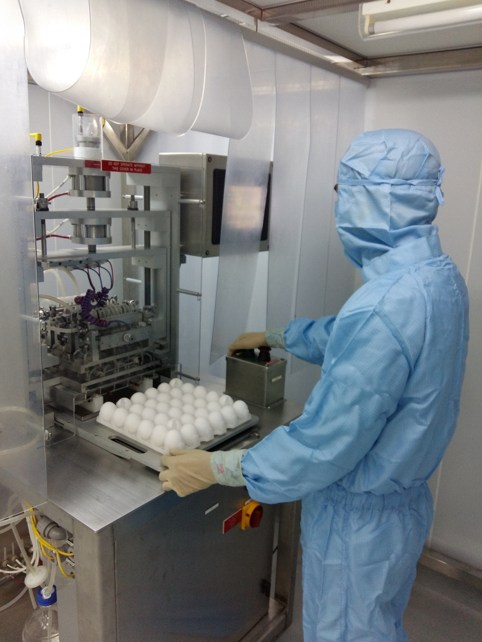 Soi trứng gà - một công đoạn nghiên cứu sản xuất vaccine trên trứng gà có phôi tại nhà máy sản xuất vaccine hiện đại đặt ở huyện Cam Lâm, tỉnh Khánh Hòa. (Ảnh: TTXVN phát)