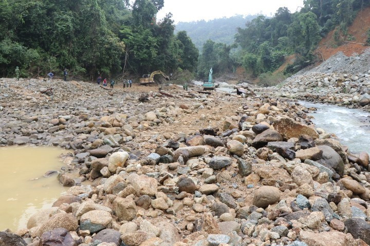 Máy ủi được huy động đào bới tại bãi bồi thứ nhất trên suối Rào Trăng. (Ảnh: Đỗ Trưởng/TTXVN)