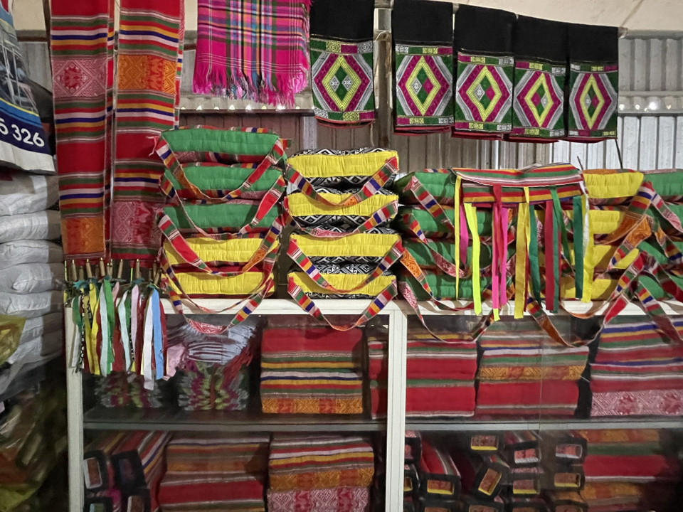 Sản phẩm thổ cẩm của cơ sở sản xuất hàng thổ cẩm dân tộc Mường Bảo Hằng đa dạng về mẫu mã, phong phú về màu sắc đáp ứng nhu cầu thị trường. (Ảnh: Khiếu Tư/TTXVN)