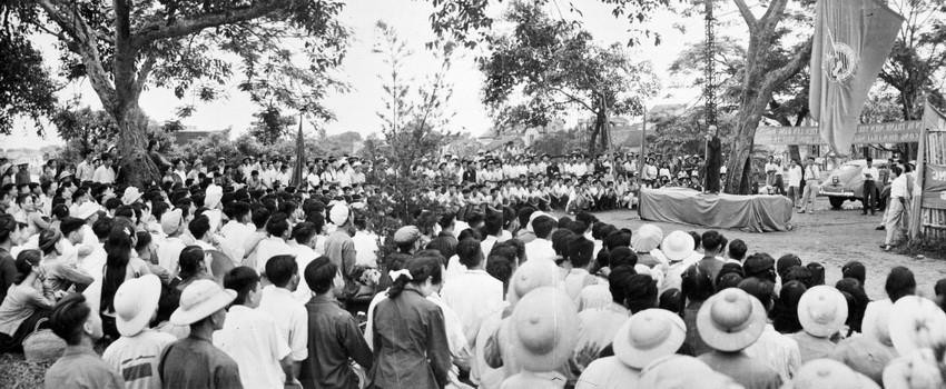 Từ sau đại hội Đoàn toàn quốc lần thứ II (25/10/ - 4/11/1956), tuổi trẻ miền Bắc đã dấy lên phong trào thi đua lao động sản xuất để khôi phục kinh tế, cải tạo và xây dựng xã hội mới. Trong ảnh: Chủ tịch Hồ Chí Minh nói chuyện với thanh niên Hà Nội tham gia xây dựng đường Thanh niên (khu Trúc Bạch) ngày 6/6/1959. (Nguồn: TTXVN)