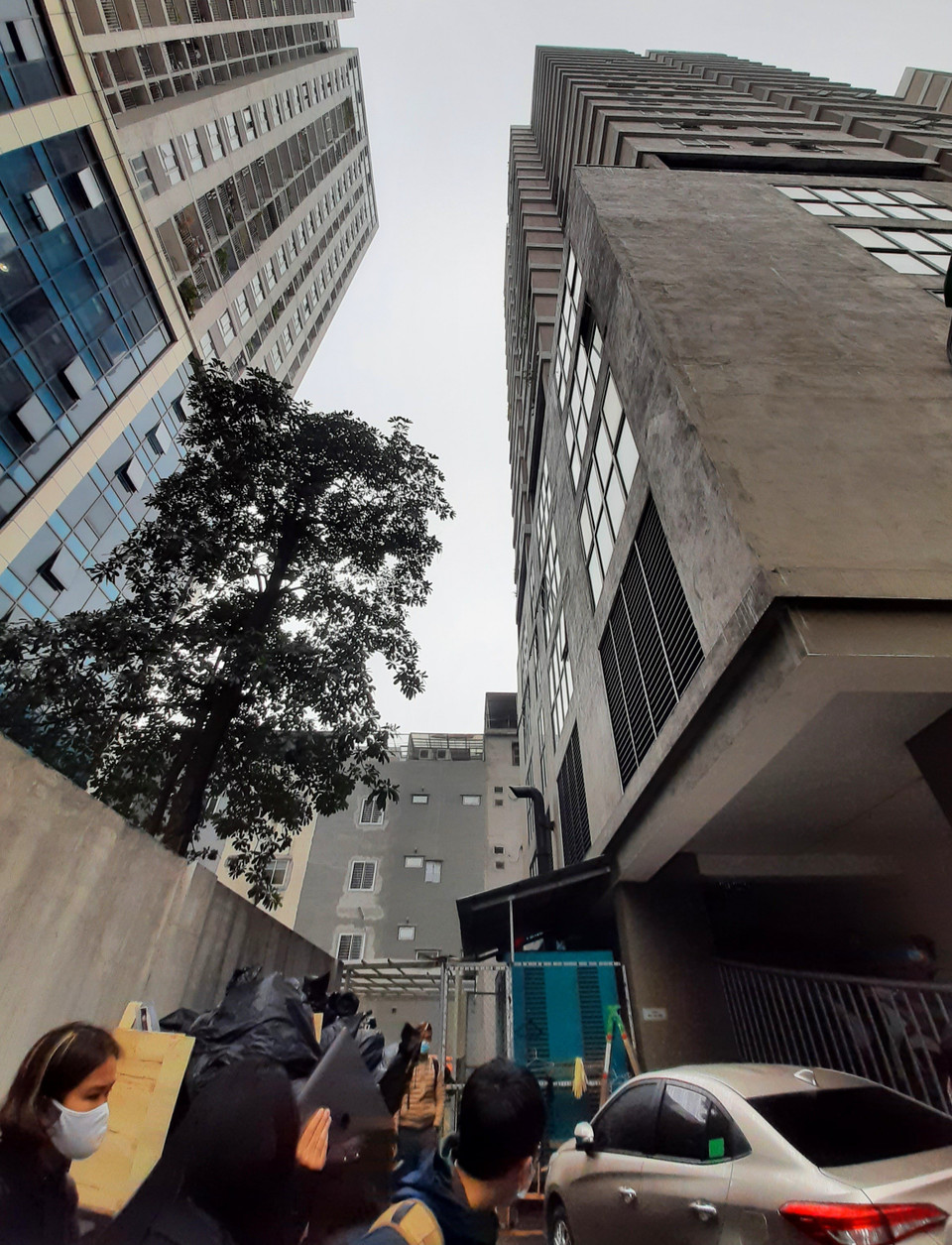 Chứng kiến sự việc, anh Nguyễn Ngọc Mạnh (31 tuổi, tài xế xe tải quê Đông Anh, Hà Nội) đã kịp trèo lên mái che sảnh tầng 1 hứng đỡ nạn nhân. (Ảnh: Doãn Tấn/TTXVN)