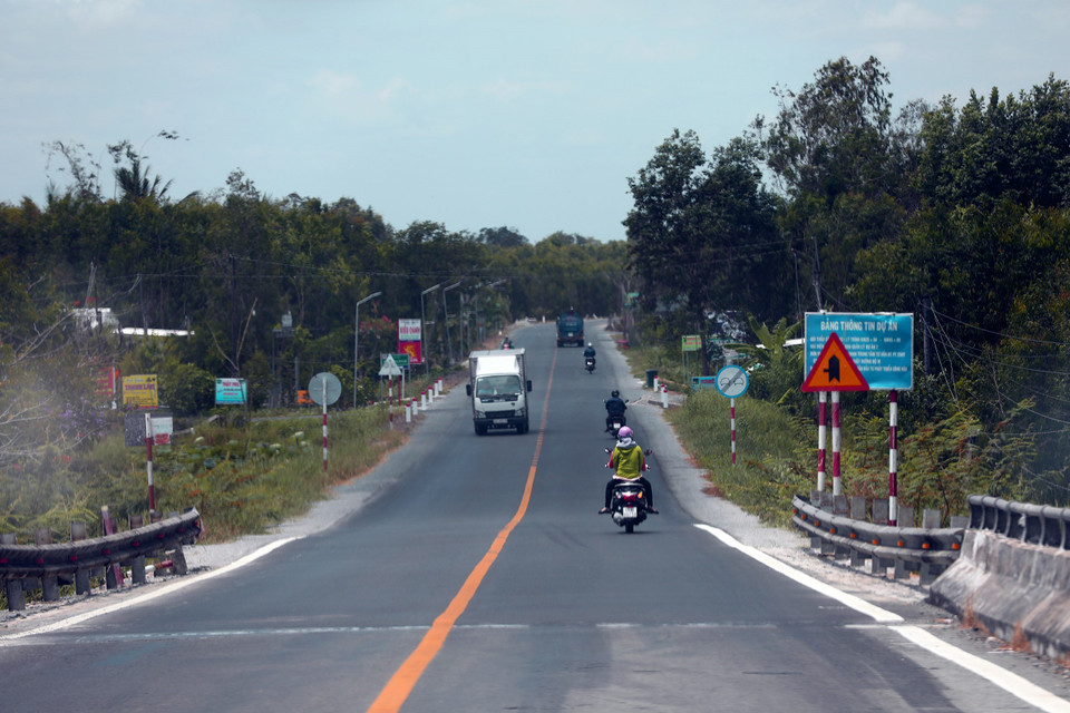 Tuyến đường Quản Lộ-Phụng Hiệp dài 103km đi qua 4 tỉnh miền Tây: Hậu Giang, Sóc Trăng, Bạc Liêu, Cà Mau. (Ảnh: Huy Hùng/TTXVN)