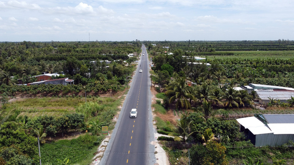 Đoạn tuyến km 09 thuộc địa phận huyện Phụng Hiệp (Hậu Giang) đã hoàn thành. (Ảnh: Huy Hùng/TTXVN)