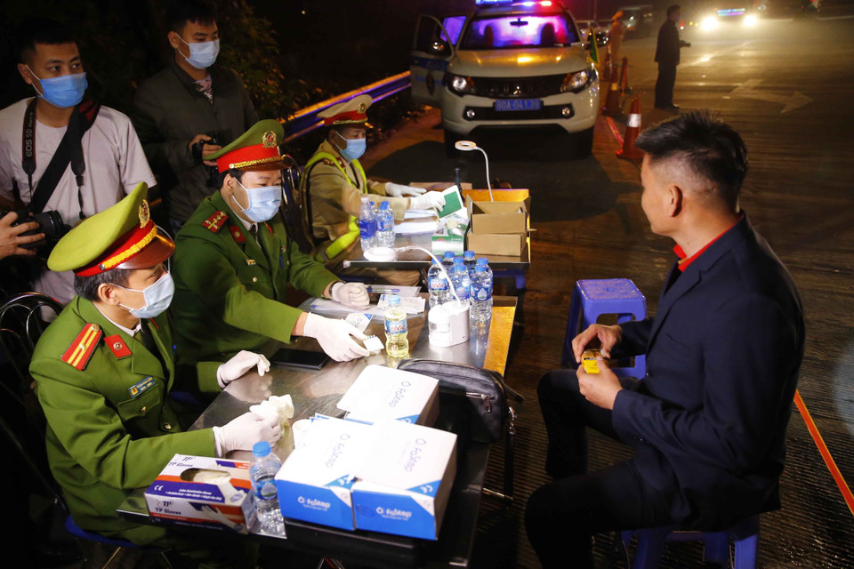 Lực lượng cảnh sát tiến hành xét nghiệm ma túy đối với tài xế tại cao tốc Pháp Vân-Cầu Giẽ. (Ảnh: Doãn Tấn/TTXVN)