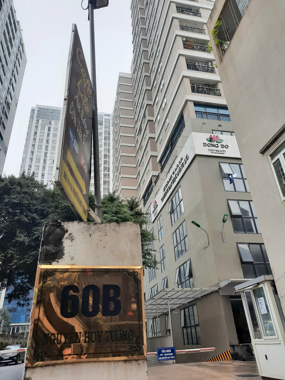 Hiện trường nơi xảy ra vụ bé gái 3 tuổi rơi từ tầng 12A tòa nhà 60B Nguyễn Huy Tưởng. (Ảnh: Doãn Tấn/TTXVN)