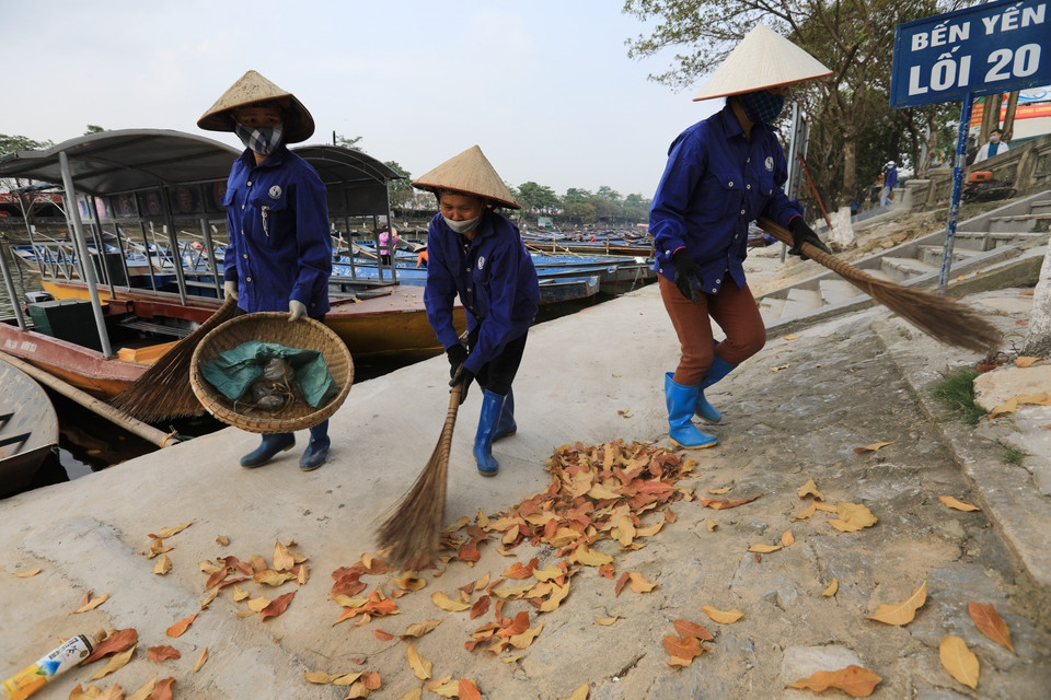Nhân viên vệ sinh quét dọn khu vực Bến Yến chuẩn bị cho ngày khu di tích thắng cảnh Chùa Hương mở cửa trở lại. (Ảnh: Thành Đạt/TTXVN)