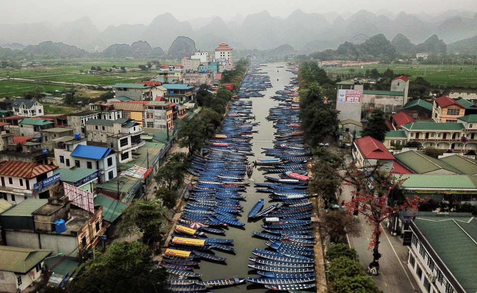 Nhiều chiếc thuyền sau nhiều ngày phơi mưa phơi nắng đã được sơn lại và hạ thủy xuống suối Yến. (Ảnh: Thành Đạt/TTXVN)