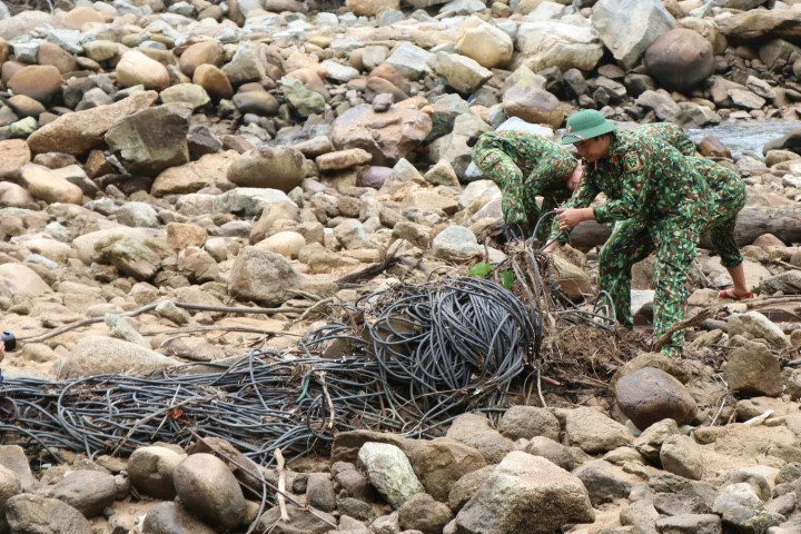 Lực lượng chức năng khẩn trương triển khai các phương án tìm kiếm trên bãi bồi thứ nhất. (Ảnh: Đỗ Trưởng/TTXVN)