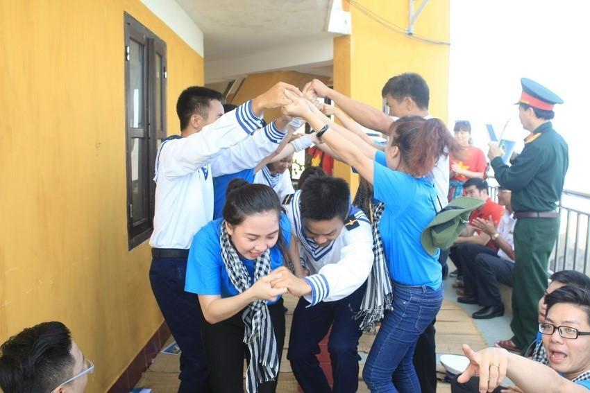 Đoàn thanh niên giao lưu văn nghệ với các chiến sỹ trên đảo Đá Thị thuộc quần đảo Trường Sa trong hành trình vì biển đảo quê hương năm 2016. (Ảnh: Phạm Kiên/TTXVN)