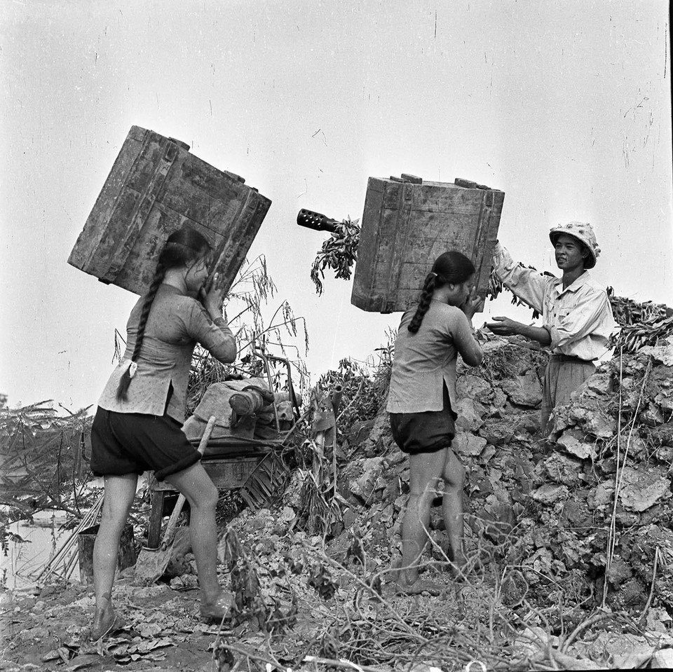 Nữ thanh niên tham gia tải đạn cho bộ đội phòng không bắn trả máy bay Mỹ trong trận Hà Nội 12 ngày đêm (12/1972) trong kháng chiến chống Mỹ, cứu nước. (Ảnh: Tư liệu TTXVN)