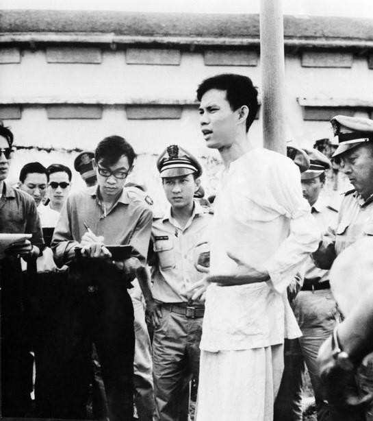 Trong các cuộc kháng chiến chống ngoại xâm, đã xuất hiện nhiều tấm gương tuổi trẻ kiên cường, dũng cảm như Trần Văn Ơn, Võ Thị Sáu, La Văn Cầu, Bế Văn Đàn, Nguyễn Văn Trỗi...xứng đáng đại diện cho một lớp trẻ Quyết tử cho Tổ quốc quyết sinh. Trong ảnh: Anh hùng, liệt sỹ Nguyễn Văn Trỗi đã anh dũng đấu tranh chống đế quốc Mỹ đến hơi thở cuối cùng. (Nguồn: TTXVN)