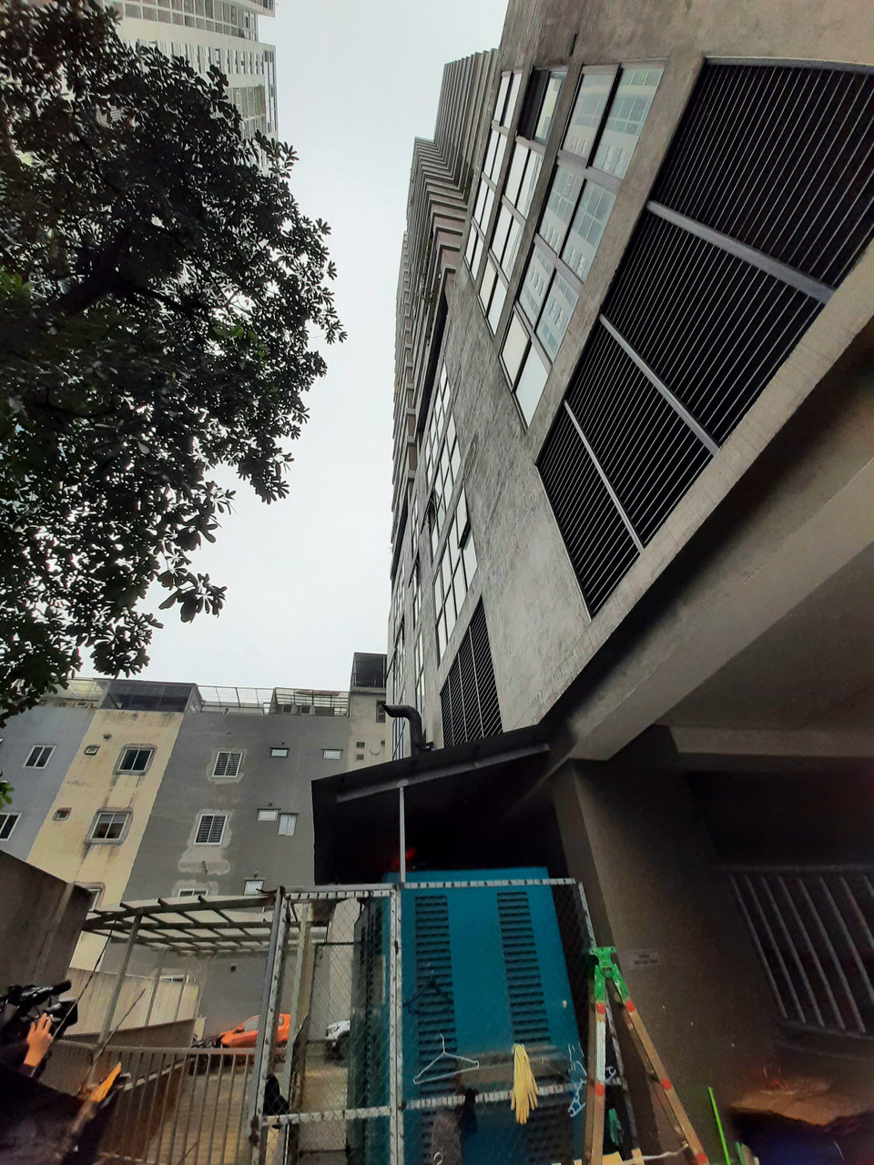 Hiện trường nơi xảy ra vụ bé gái 3 tuổi rơi từ tầng 12A tòa nhà 60B Nguyễn Huy Tưởng. (Ảnh: Doãn Tấn/TTXVN)