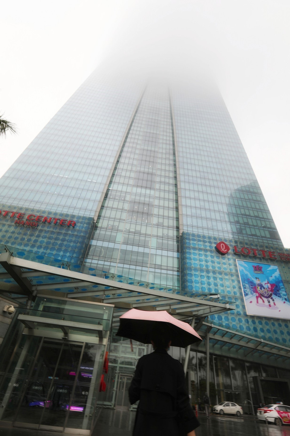 Khu vực tòa nhà Lotte (Liễu Giai) sương mù phủ dày đặc sáng 1/3. (Ảnh: Thành Đạt/TTXVN)