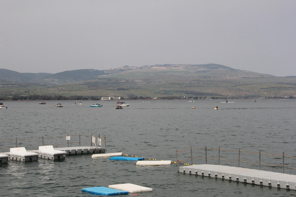 Hàng năm, hàng ngàn khách hành hương trên khắp thế giới tới đây để được tái rửa tội ở dòng nước này. (Ảnh: Cao Văn Ứng/TTXVN)