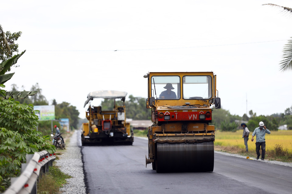 Nhà thầu Công ty cổ phần đầu tư xây dựng Quốc Bảo đang hoàn thiện nốt những mét thảm cuối cùng trên tuyến. (Ảnh: Huy Hùng/TTXVN)