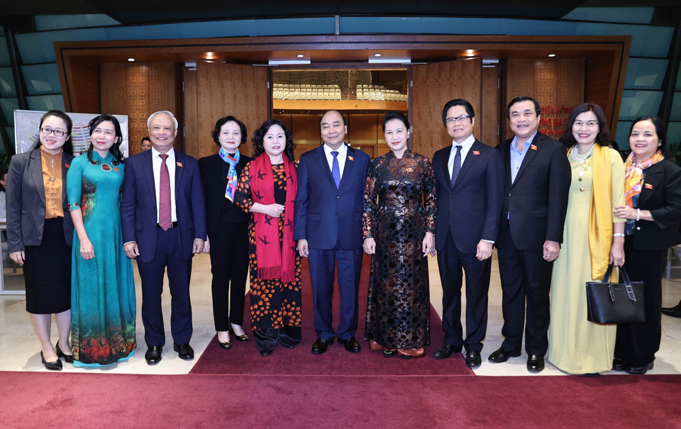 Thủ tướng Nguyễn Xuân Phúc, Chủ tịch Quốc hội Nguyễn Thị Kim Ngân và các đại biểu Quốc hội bên lề phiên họp. (Ảnh: Trọng Đức/TTXVN)