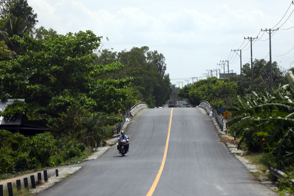 Một đoạn tuyến Quản Lộ-Phụng Hiệp thuộc địa phận thị xã Giá Rai (Bạc Liêu). (Ảnh: Huy Hùng/TTXVN)