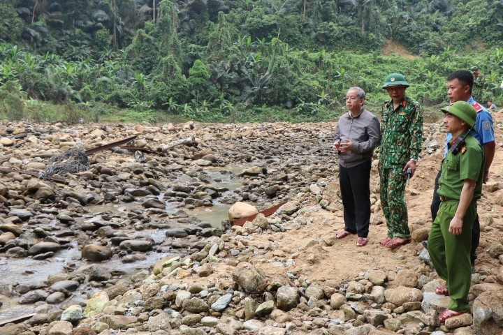 Chủ tịch Ủy ban Nhân dân tỉnh Thừa Thiên-Huế Phan Ngọc Thọ (bên trái) chỉ đạo quá trình tìm kiếm tại hiện trường. (Ảnh: Đỗ Trưởng/TTXVN)