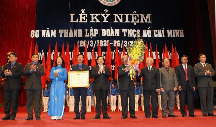 Chủ tịch nước Nguyễn Minh Triết trao tặng Huân chương Sao Vàng cho Đoàn thanh niên Cộng sản Hồ Chí Minh tại Lễ kỷ niệm 80 năm thành lập Đoàn (26/3/1931-26/3/2011). (Ảnh: Trí Dũng/TTXVN)