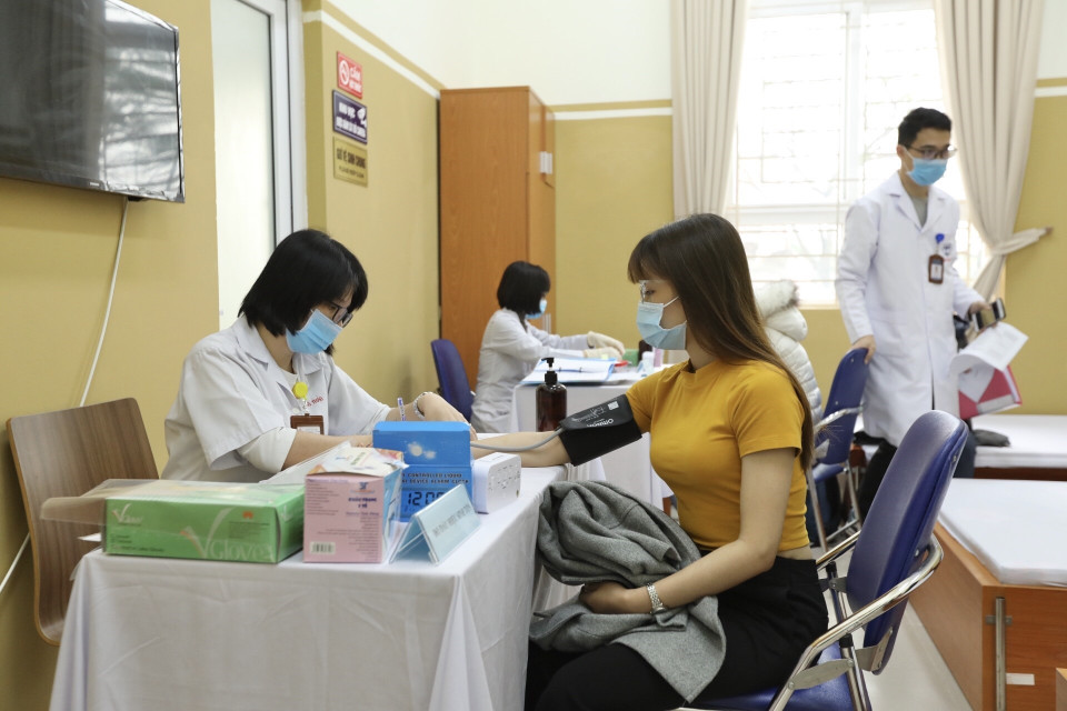 Khám sàng lọc, xét tuyển cho các tình nguyện viên tham gia tiêm thử nghiệm đợt 1. (Ảnh: Minh Quyết/TTXVN)