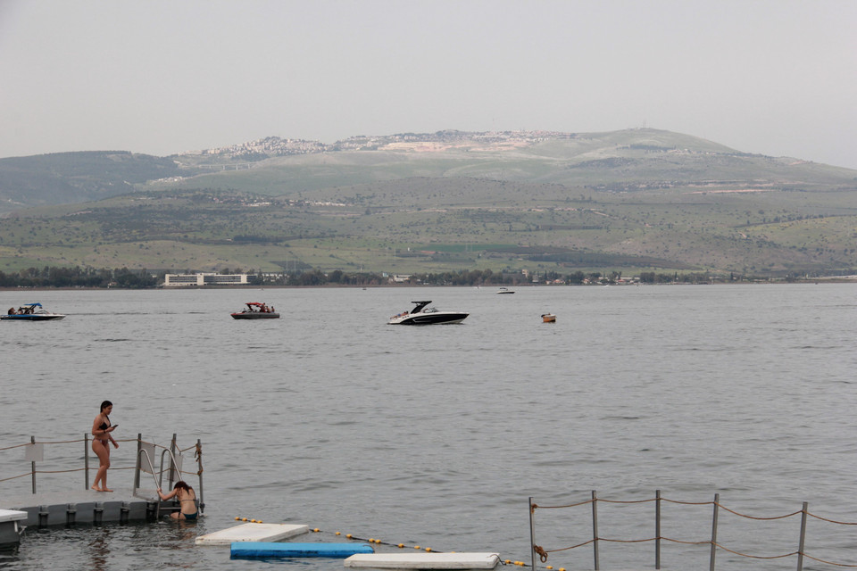 Hồ nằm ở độ sâu 209 mét dưới mực nước biển, là hồ nước ngọt thấp nhất trên Trái Đất và hồ thấp thứ nhì trên thế giới (sau Biển Chết). Biển hồ Galilee nằm sâu trong Thung lũng tách giãn Lớn Jordan (Great Rift Valley), do sự tách biệt giữa Mảng châu Phi và Mảng Arab, và được cung cấp nước một phần bởi các suối ngầm trong lòng đất. Hồ là nguồn cung cấp nước ngọt chính cho cả nước. (Ảnh: Cao Văn Ứng/TTXVN)