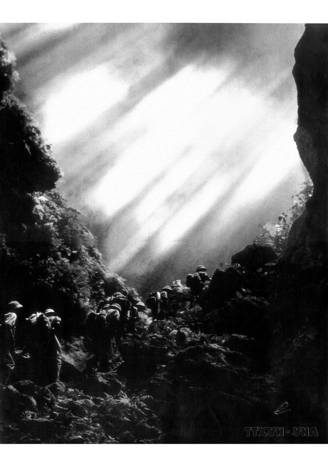 Trong suốt những năm kháng chiến chống thực dân Pháp và đế quốc Mỹ xâm lược, thanh niên Việt Nam ở tiền tuyến cũng như hậu phương đã vượt qua muôn vàn khó khăn, thử thách với khí phách hiên ngang "Xẻ dọc Trường Sơn đi cứu nước" và tinh thần "Quyết tử cho Tổ quốc quyết sinh", làm nên những chiến công hiển hách lừng lẫy năm châu, chấn động địa cầu. Trong ảnh: Xẻ dọc Trường Sơn đi cứu nước (1972). Ảnh: Minh Trường - TTXVN