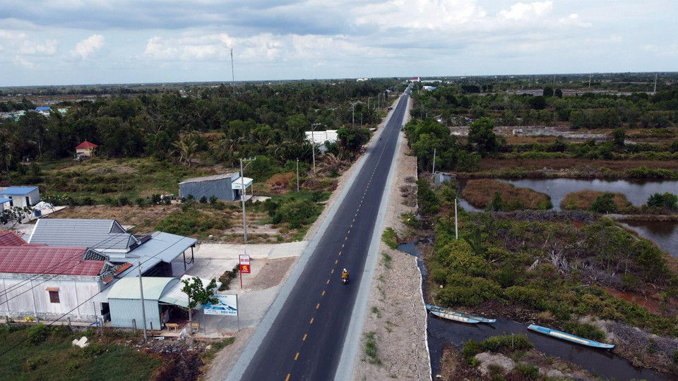 Tuyến đường hoàn thành sẽ giảm áp lực tối đa cho tuyến Quốc lộ 1 đi xuống Cà Mau. (Ảnh: Huy Hùng/TTXVN)