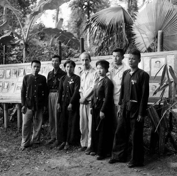 Chủ tịch Hồ Chí Minh với các chiến sỹ thi đua trong lực lượng thanh niên xung phong dự Đại hội liên hoan anh hùng, chiến sỹ thi đua toàn quốc lần thứ I tại Việt Bắc (1952). (Nguồn: TTXVN)