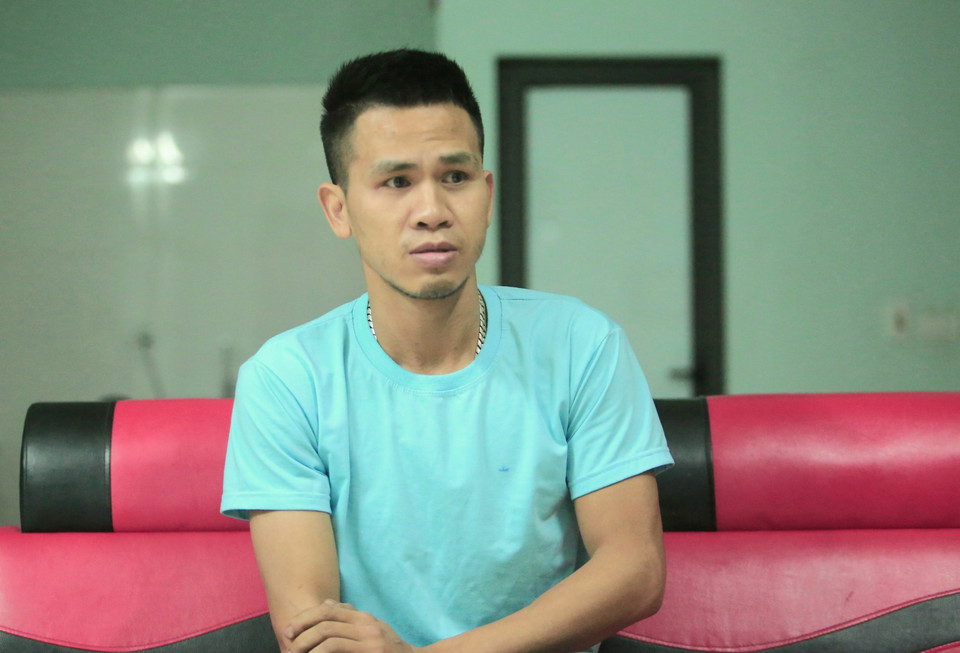 Anh Nguyễn Ngọc Mạnh (31 tuổi, tài xế xe tải quê Đông Anh, Hà Nội) kịp trèo lên mái che sảnh tầng 1 hứng đỡ bé gái 3 tuổi rơi từ tầng 12A tòa nhà 60B Nguyễn Huy Tưởng. (Ảnh: Doãn Tấn/TTXVN)