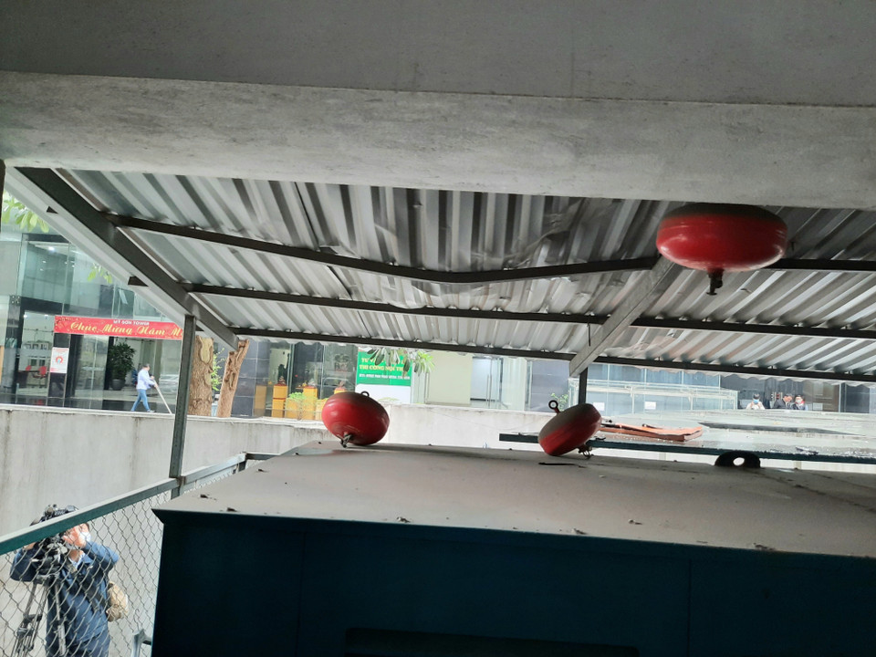 Hiện trường nơi xảy ra vụ bé gái 3 tuổi rơi từ tầng 12A tòa nhà 60B Nguyễn Huy Tưởng. (Ảnh: Doãn Tấn/TTXVN)