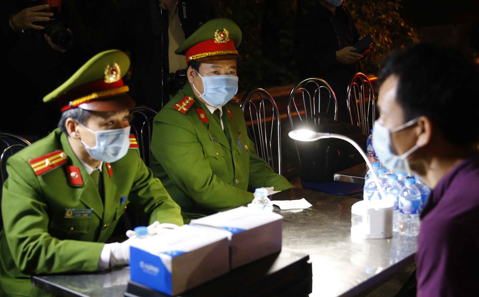 Lực lượng cảnh sát tiến hành xét nghiệm ma túy đối với tài xế tại cao tốc Pháp Vân-Cầu Giẽ. (Ảnh: Doãn Tấn/TTXVN)