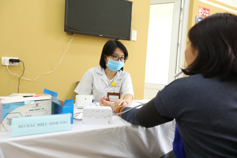 Khám sàng lọc, xét tuyển cho các tình nguyện viên tham gia tiêm thử nghiệm đợt 1. (Ảnh: Minh Quyết/TTXVN)